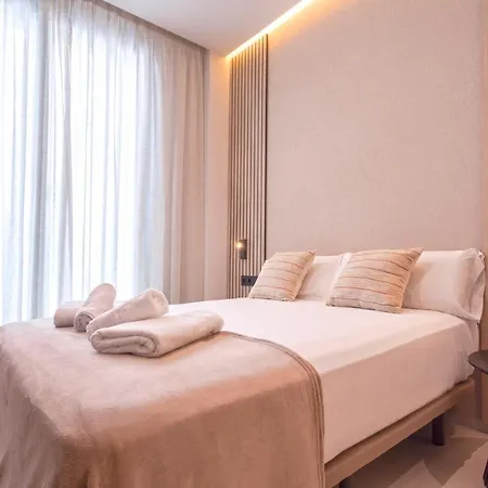Magnificent Renovated 2bd 2bth Duplex With Terrace - Centre Apartment
